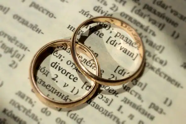 Image of rings removed before divorce mediation Richmond upon Thames